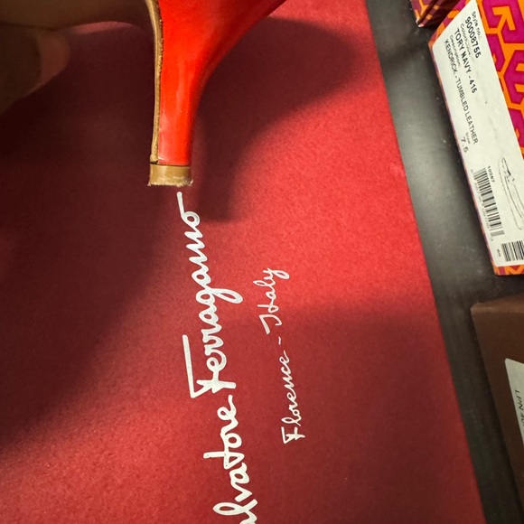 Ferragamo open toe red sandal with a tiny heel - Picture 4 of 6